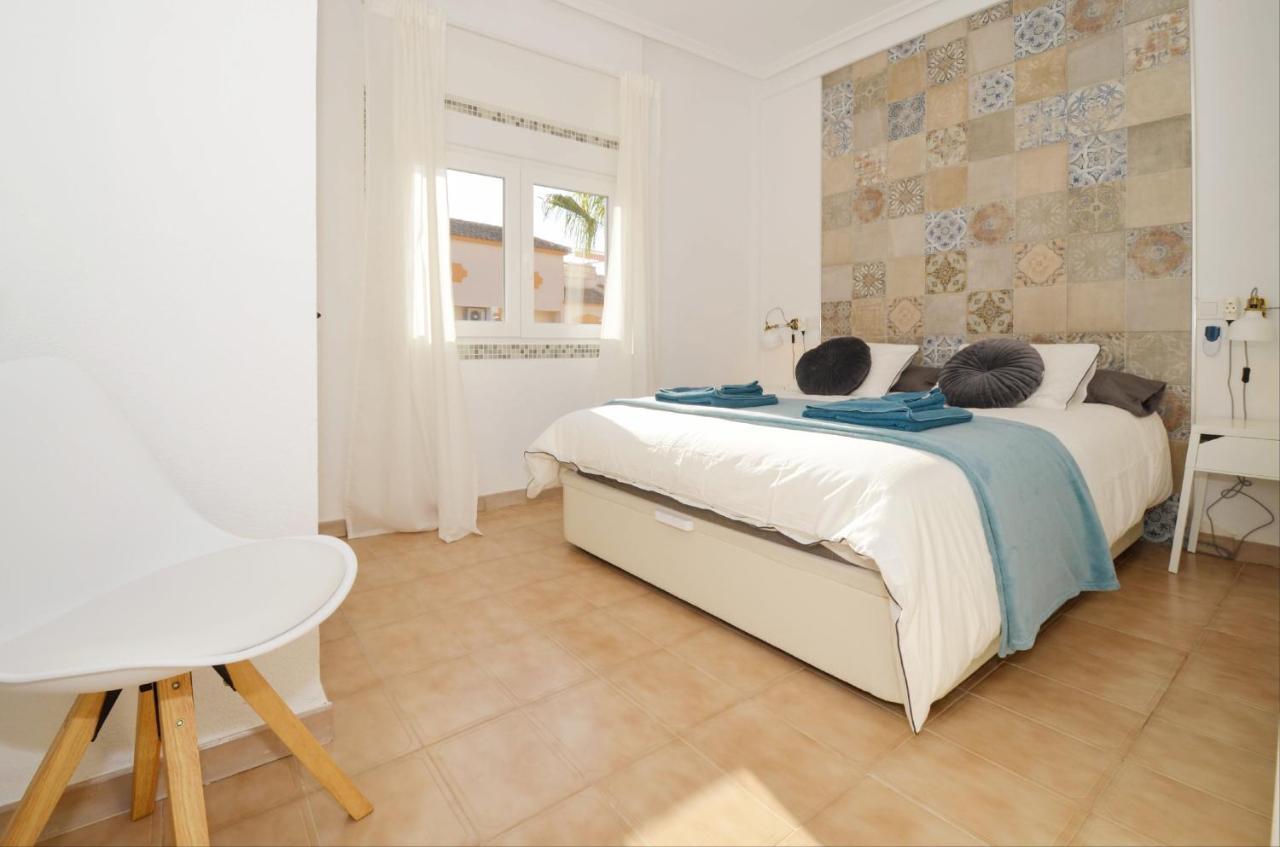 Punta Prima Pleasure With Private Parking In A Gated Community Close To The Beach 또레비에하 외부 사진