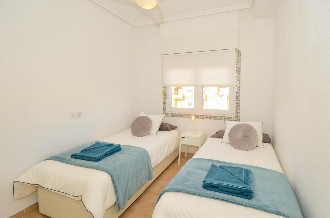 Punta Prima Pleasure With Private Parking In A Gated Community Close To The Beach 또레비에하 외부 사진