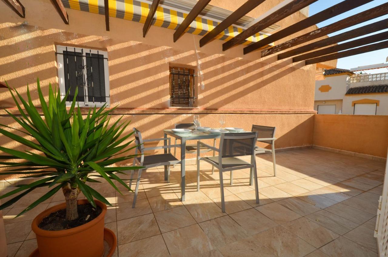 Punta Prima Pleasure With Private Parking In A Gated Community Close To The Beach 또레비에하 외부 사진